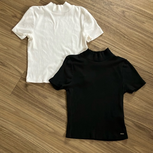 Set of 2 Hollister Mock Neck Short Sleeve Cropped Tops - Size M - Picture 1 of 12